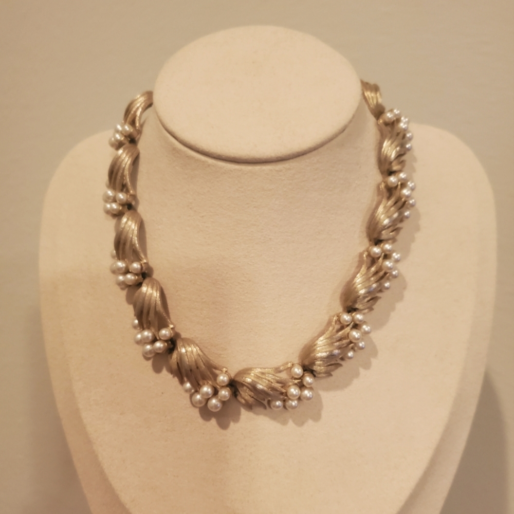 Vintage 1950s/1960s Lisner Gold Tone Faux Pearl Necklace Choker